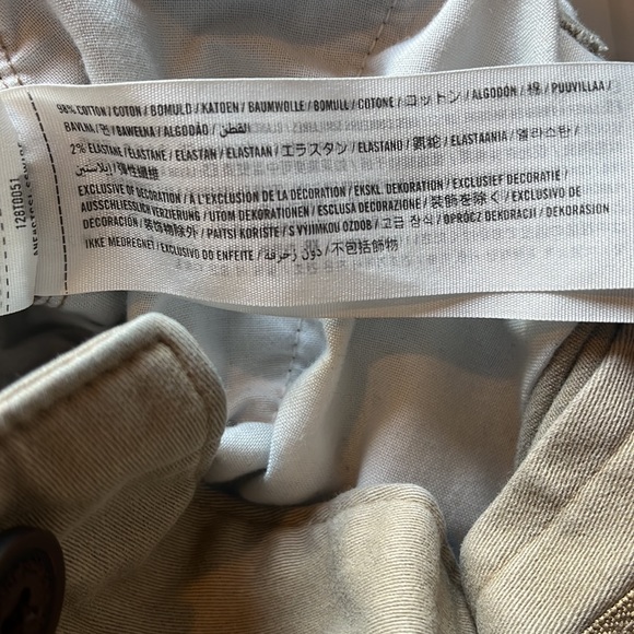 A&F Stretch Khaki Shorts - Picture 10 of 11